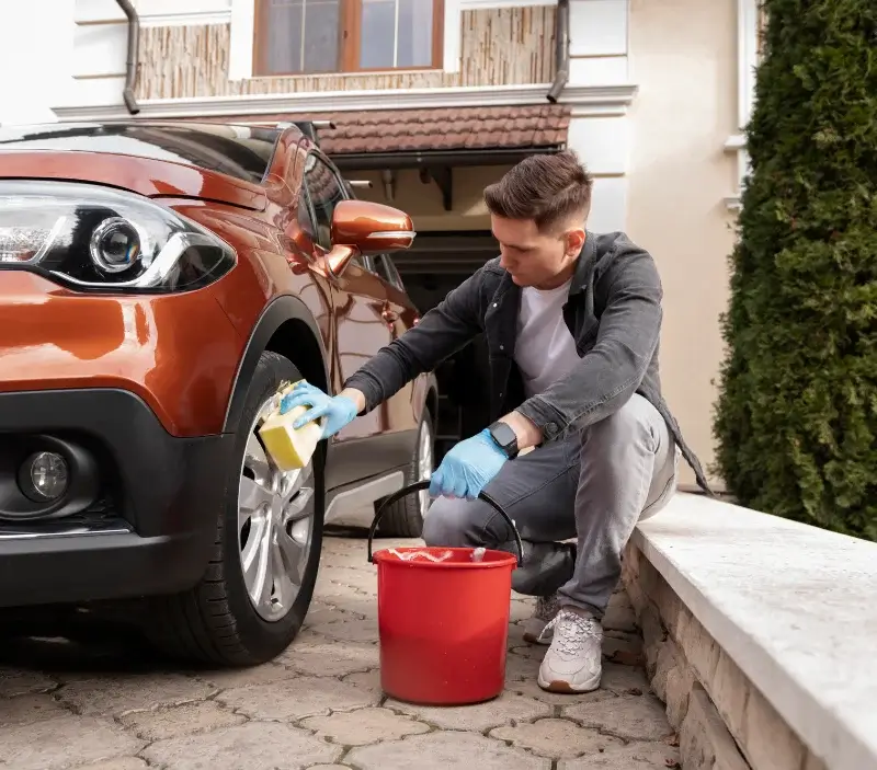 Lavage auto à domicile Céaux-d'Allègre : professionnel intervenant sur un véhicule